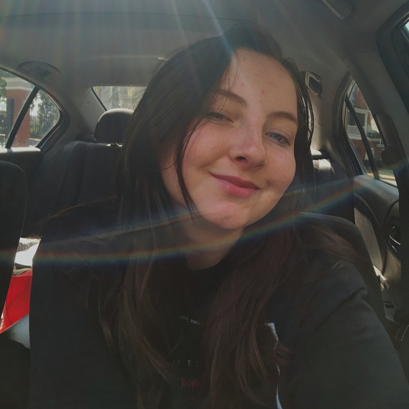 Meet your Posher, Courtney - Picture 2 of 3